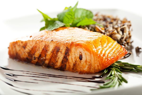 三文魚富含ω-3脂肪酸，每天攝食600毫克ω-3脂肪酸讓人睡得更綿長、夜間醒來更少。（fotolia）