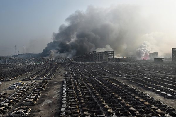 2015年8月13日,天津濱海倉庫爆炸後,現場濃煙密布。(GREG BAKER/AFP/Getty Images) 2015年8月13日,天津濱海倉庫爆炸後,現場濃煙密布。(GREG BAKER/AFP/Getty Images)