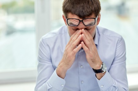 眼睛缺少阳气滋润时还过度疲劳,是导致近视的原因。(Fotolia)