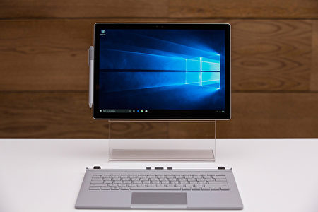 图为微软Surface Book。(Andrew Burton/Getty Images)