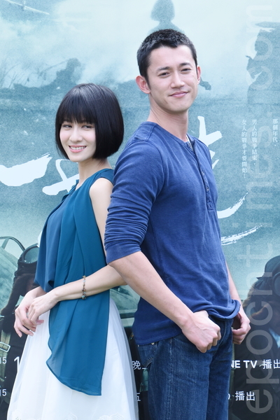 公视于2015年12月1日在台北举行文学大戏《一把青》试片记者会。图为男女主角连俞涵、吴慷仁。(黄宗茂/大纪元) 公视于2015年12月1日在台北举行文学大戏《一把青》试片记者会。图为男女主角连俞涵、吴慷仁。(黄宗茂/大纪元)
