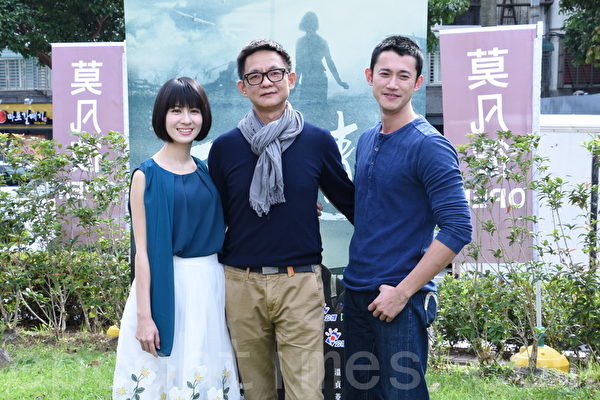 公视于2015年12月1日在台北举行文学大戏《一把青》试片记者会。图为连俞涵(左起)、曹瑞原、吴慷仁。(黄宗茂/大纪元) 公视于2015年12月1日在台北举行文学大戏《一把青》试片记者会。图为连俞涵(左起)、曹瑞原、吴慷仁。(黄宗茂/大纪元)