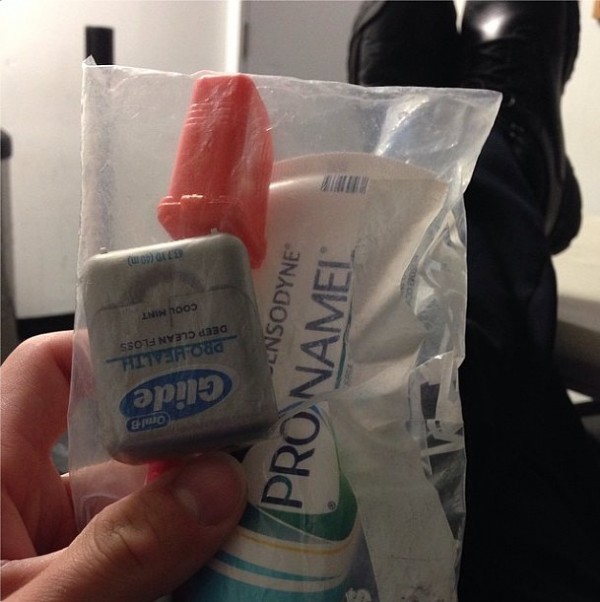 TSA只允许乘客随身携带一个1夸脱容量的塑料袋，其中每样东西不能超过100毫升。(Instagram user im_not_your_papi)