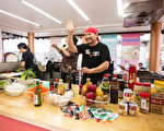 2014年6月在时代广场“品味亚洲”活动现场里,朴辙镐先生(中间)在表演韩国牛肉片(Bulgogi)的家庭简单做法。(张学慧/大纪元)