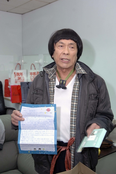 藝人豬哥亮於12月5日69歲生日前夕,收到女兒謝金燕的親筆信祝福。(華視提供) 藝人豬哥亮於12月5日69歲生日前夕,收到女兒謝金燕的親筆信祝福。(華視提供)