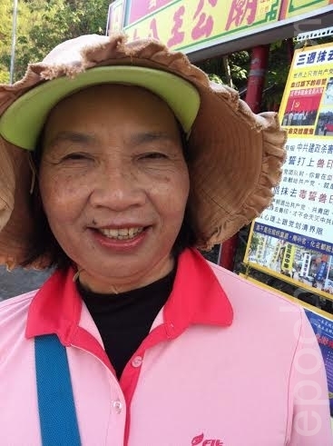 每天到西子湾讲真相是黄玉诗目前生活中最重要的一个环节。(杨秋莲/大纪元) 每天到西子湾讲真相是黄玉诗目前生活中最重要的一个环节。(杨秋莲/大纪元)