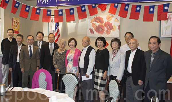 离台湾总统大选还剩六周,加州圣地亚哥朱立伦后援会12月5日举行声援造势餐会。图为中国国民党圣地牙哥分部新任委员会的委员们与贵宾合影。中间老者为孙中山先生孙女孙穗华。余者右起:丁锦全,付开江,杨继台,张黎明,韩务实,董克康,黄莉莉,钟维君,谢家树,汪慎叔,李大勇,张鹤湘。(杨婕/大纪元) 离台湾总统大选还剩六周,加州圣地亚哥朱立伦后援会12月5日举行声援造势餐会。图为中国国民党圣地牙哥分部新任委员会的委员们与贵宾合影。中间老者为孙中山先生孙女孙穗华。余者右起:丁锦全,付开江,杨继台,张黎明,韩务实,董克康,黄莉莉,钟维君,谢家树,汪慎叔,李大勇,张鹤湘。(杨婕/大纪元)