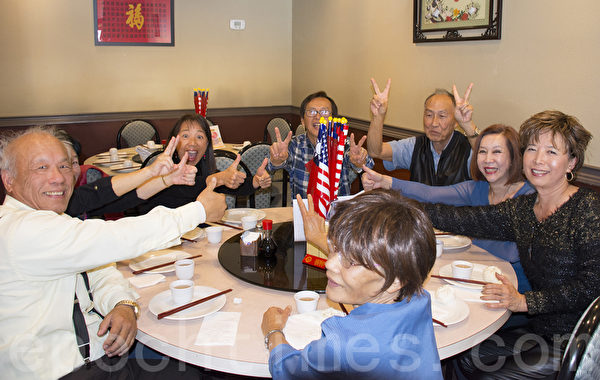 参加造势餐会的国民党支持者们力挺朱立伦胜选。(杨婕/大纪元) 参加造势餐会的国民党支持者们力挺朱立伦胜选。(杨婕/大纪元)