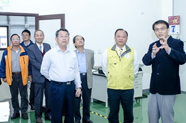 林聰賢縣長走訪利澤工業區醫療產業群落,廣鎬公司董事長單志宏(右一)向林縣長說明。。(宜蘭縣政府提供) 林聰賢縣長走訪利澤工業區醫療產業群落,廣鎬公司董事長單志宏(右一)向林縣長說明。。(宜蘭縣政府提供)