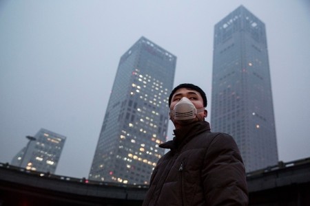进入冬季后,中国华北地区就大面积陷入阴霾,持续阴霾让中共官员束手无策,只能祈求老天刮风,将阴霾吹散。(Kevin Frayer/Getty Images) 进入冬季后,中国华北地区就大面积陷入阴霾,持续阴霾让中共官员束手无策,只能祈求老天刮风,将阴霾吹散。(Kevin Frayer/Getty Images)