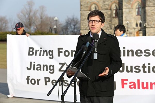 保守党国会议员加奈特‧真纽斯说:“朋友们,我坚信不疑有一天中国会拥抱信仰自由,届时中国会变得更好,更强大,更安全。”“我,我们与你们站在一起!你们才是这个伟大国家的真正朋友,我们与你们站在一起!上帝保佑你们!”
(艾文/大纪元) 保守党国会议员加奈特‧真纽斯说:“朋友们,我坚信不疑有一天中国会拥抱信仰自由,届时中国会变得更好,更强大,更安全。”“我,我们与你们站在一起!你们才是这个伟大国家的真正朋友,我们与你们站在一起!上帝保佑你们!”
(艾文/大纪元)