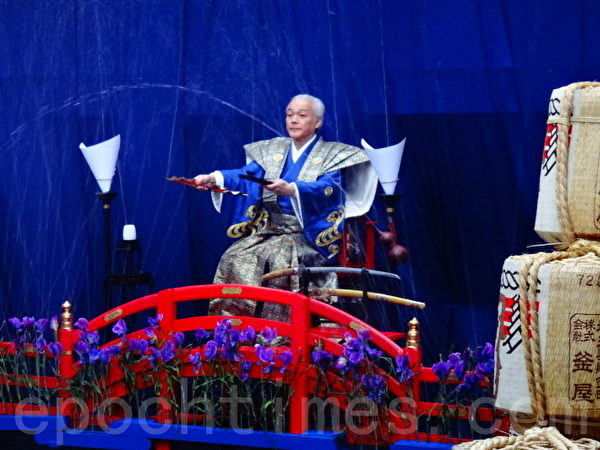 日本江戶時代的傳統水藝魔術噴水絕活再現。(和和/大紀元) 日本江戶時代的傳統水藝魔術噴水絕活再現。(和和/大紀元)