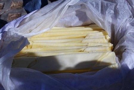 云南大理州白族特色食品——乳扇,由羊奶制成。拍摄于洱源县茈碧湖畔。Zhangmoon618/维基) 云南大理州白族特色食品——乳扇,由羊奶制成。拍摄于洱源县茈碧湖畔。Zhangmoon618/维基百科)
