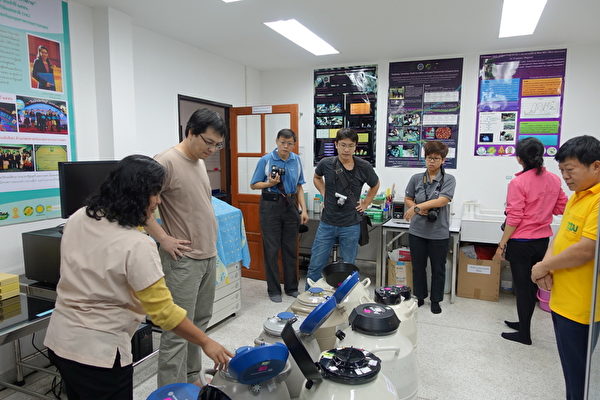 寿山动物园相关人员参访基因遗传银行,学习物种基因保存技术。(高市观光局提供) 寿山动物园相关人员参访基因遗传银行,学习物种基因保存技术。(高市观光局提供)