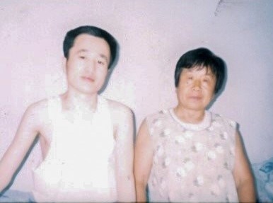 宋建國2004年出獄後與母親合影。(明慧網) 宋建國2004年出獄後與母親合影。(明慧網)