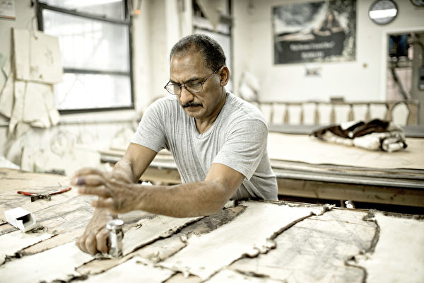 Pologeorgis秉承著50多年的传统手工制作工艺。（张学慧/大纪元）