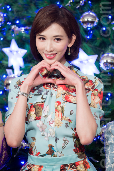 名模林志玲12月16日在新北市出席聖誕樹點燈記者會,新的一年仍然期待愛情到來。(陳柏州/大紀元) 名模林志玲12月16日在新北市出席聖誕樹點燈記者會,新的一年仍然期待愛情到來。(陳柏州/大紀元)