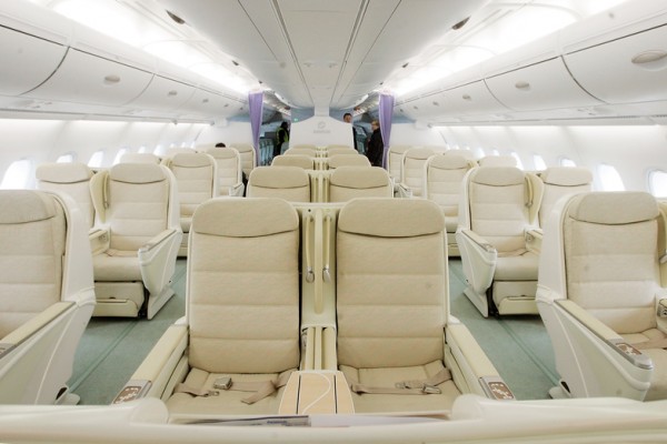 長途飛行中，選擇一個相對舒適的座位是每個人的渴望，腿部空間的大小更是旅客關注的核心。圖：A380機艙內景。(Mario Tama/Getty Images)
