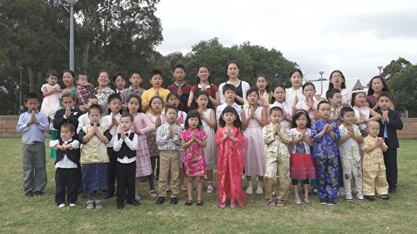 悉尼小弟子恭祝李洪志大师新年好。(周东/大纪元) 悉尼小弟子恭祝李洪志大师新年好。(周东/大纪元)