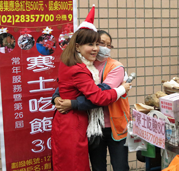 台語歌后龍千玉(左)被何媽義賣地瓜為寒士送暖的慷慨精神所感動,也來助其一臂之力。(創世基金會提供) 台語歌后龍千玉(左)被何媽義賣地瓜為寒士送暖的慷慨精神所感動,也來助其一臂之力。(創世基金會提供)