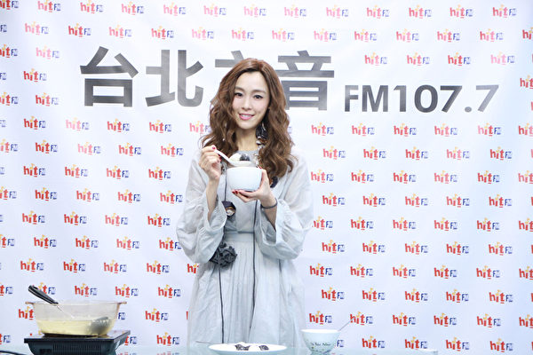 范范生活渐圆满,亲手熬煮“黑白酒酿汤圆”分享,让人暖心又暖胃。(台北之音提供) 范范生活渐圆满,亲手熬煮“黑白酒酿汤圆”分享,让人暖心又暖胃。(台北之音提供)