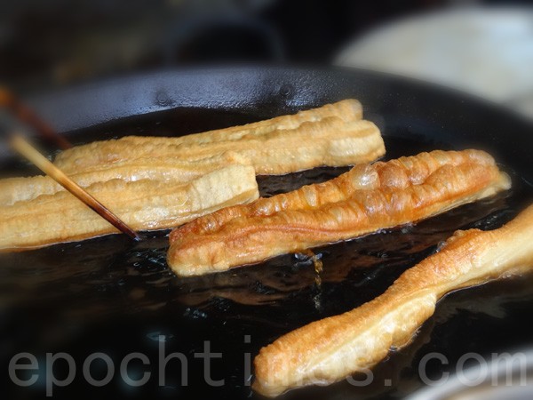 边炸边翻动,待其完全膨胀、呈金黄色,即可取出食用。(彩霞/大纪元) 边炸边翻动,待其完全膨胀、呈金黄色,即可取出食用。(彩霞/大纪元)