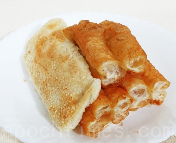 膨松香脆的油条是华人传统的早点,常搭配烧饼和豆浆一起食用。(彩霞/大纪元) 膨松香脆的油条是华人传统的早点,常搭配烧饼和豆浆一起食用。(彩霞/大纪元)