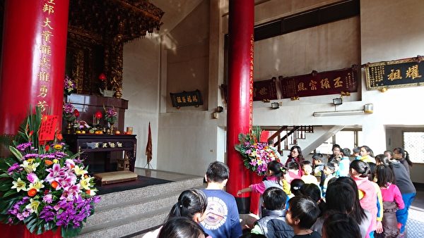 嘉义布袋镇新塭国小学童在师长带领下,一起前往“蔡氏宗祠”,参观蔡氏宗祠之文物与族谱,了解先人的源流。(新塭国小提供) 嘉义布袋镇新塭国小学童在师长带领下,一起前往“蔡氏宗祠”,参观蔡氏宗祠之文物与族谱,了解先人的源流。(新塭国小提供)