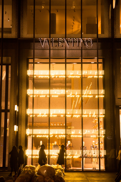 纽约梦幻圣诞夜 品味传统与时尚。纽约第五大道VALENTINO 的圣诞灯饰。(戴兵/大纪元) 纽约梦幻圣诞夜 品味传统与时尚。纽约第五大道VALENTINO 的圣诞灯饰。(戴兵/大纪元)