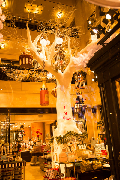 纽约梦幻圣诞夜 品味传统与时尚。纽约第五大道名店 HENRI BENDEL 的圣诞灯饰。(戴兵/大纪元) 纽约梦幻圣诞夜 品味传统与时尚。纽约第五大道名店 HENRI BENDEL 的圣诞灯饰。(戴兵/大纪元)
