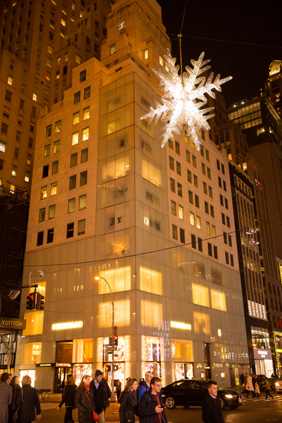 纽约梦幻圣诞夜 品味传统与时尚。纽约第五大道路易威登(LOUIS VUITTON)旗舰店圣诞装饰。(戴兵/大纪元) 纽约梦幻圣诞夜 品味传统与时尚。纽约第五大道路易威登(LOUIS VUITTON)旗舰店圣诞装饰。(戴兵/大纪元)
