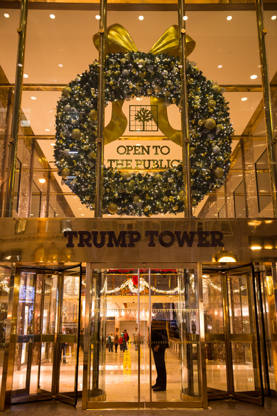纽约梦幻圣诞夜 品味传统与时尚。纽约第五大道川普大厦(Trump Tower)圣诞灯饰。(戴兵/大纪元) 纽约梦幻圣诞夜 品味传统与时尚。纽约第五大道川普大厦(Trump Tower)圣诞灯饰。(戴兵/大纪元)