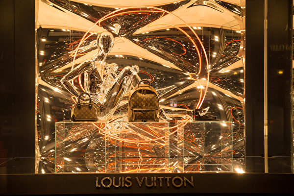 纽约梦幻圣诞夜 品味传统与时尚。纽约第五大道路易威登(LOUIS VUITTON)旗舰店圣诞装饰。(戴兵/大纪元) 纽约梦幻圣诞夜 品味传统与时尚。纽约第五大道路易威登(LOUIS VUITTON)旗舰店圣诞装饰。(戴兵/大纪元)
