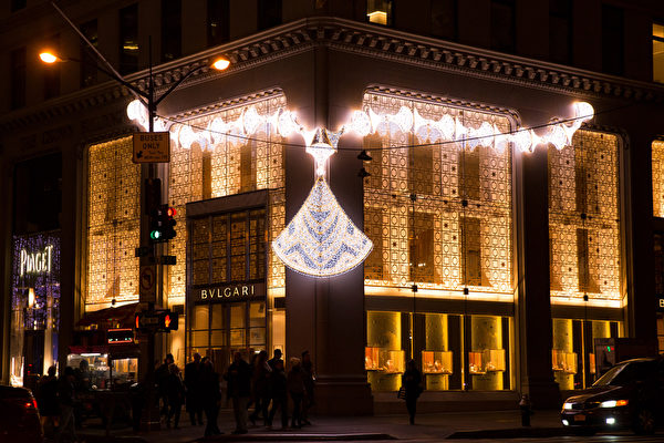 纽约梦幻圣诞夜 品味传统与时尚。纽约第五大(BVLGARI)旗舰店圣诞灯饰。(戴兵/大纪元) 纽约梦幻圣诞夜 品味传统与时尚。纽约第五大(BVLGARI)旗舰店圣诞灯饰。(戴兵/大纪元)
