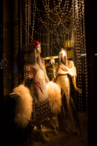 纽约梦幻圣诞夜 品味传统与时尚。纽约第五大道(BERGDORF GOODMAN)旗舰店圣诞灯饰。(戴兵/大纪元) 纽约梦幻圣诞夜 品味传统与时尚。纽约第五大道(BERGDORF GOODMAN)旗舰店圣诞灯饰。(戴兵/大纪元)