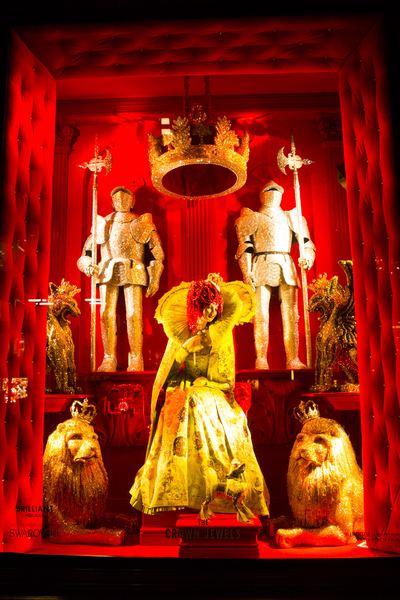 纽约梦幻圣诞夜 品味传统与时尚。纽约第五大道(BERGDORF GOODMAN)旗舰店圣诞灯饰。(戴兵/大纪元) 纽约梦幻圣诞夜 品味传统与时尚。纽约第五大道(BERGDORF GOODMAN)旗舰店圣诞灯饰。(戴兵/大纪元)