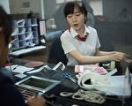 12月26日,央行发通知表示将允许远程开户,这是中国银行历史上的重大变革,有专家分析,这将使得传统银行面临前所未有的挑战,将使得80%的银行员工面临下岗的命运。图为中国工商银行一营业窗口。(JOHANNES EISELE/AFP/Getty Images)