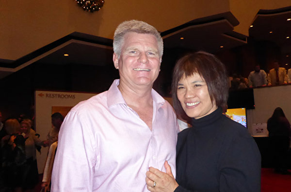 商業潛水教師Glenn Hutchinson與他的韓裔妻子,12月27日下午,在美國休斯頓瓊斯表演藝術劇院觀賞了神韻紐約藝術團在美國休斯頓的第7場演出。Hutchinson表示(神韻)音樂可以令人平靜,同時音樂中又蘊涵著巨大的能量。(袁麗/大紀元) 商業潛水教師Glenn Hutchinson與他的韓裔妻子,12月27日下午,在美國休斯頓瓊斯表演藝術劇院觀賞了神韻紐約藝術團在美國休斯頓的第7場演出。Hutchinson表示(神韻)音樂可以令人平靜,同時音樂中又蘊涵著巨大的能量。(袁麗/大紀元)