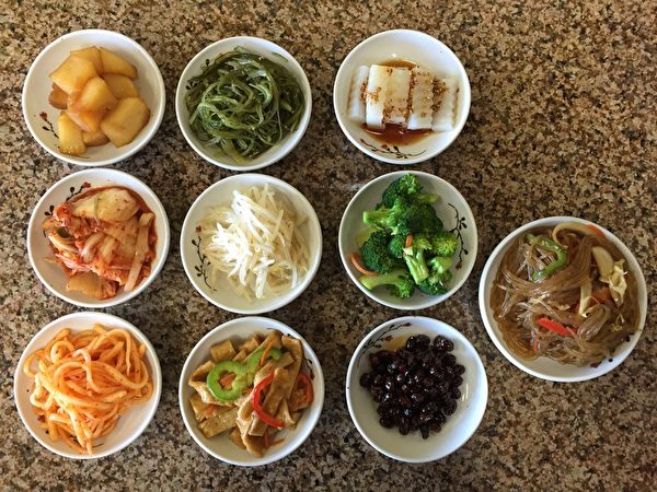 提供新鮮多樣的韓國小菜。（店家提供）