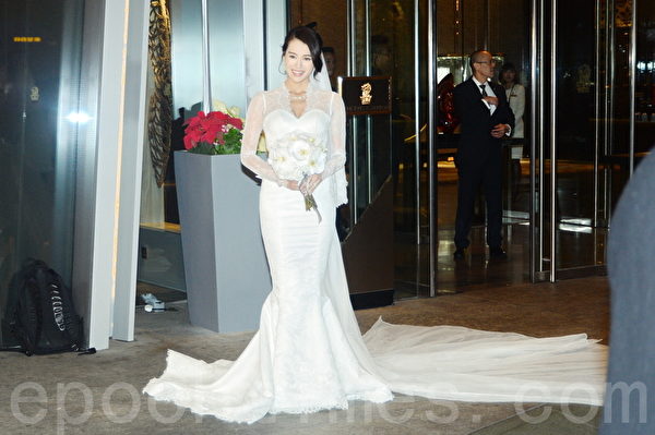 婚宴前,杏儿身披白色拖尾婚纱现身。(宋祥龙/大纪元) 婚宴前,杏儿身披白色拖尾婚纱现身。(宋祥龙/大纪元)