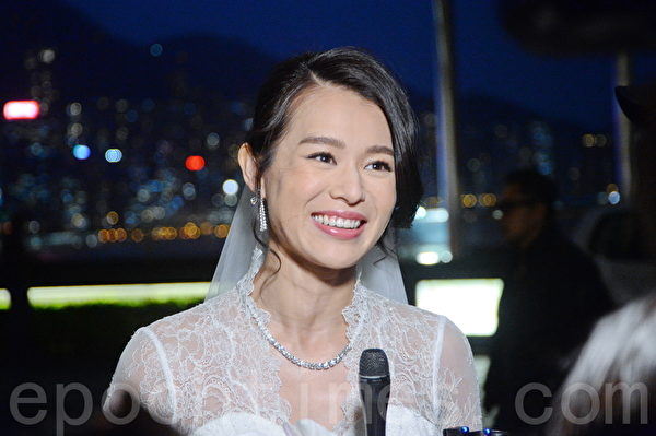 杏儿身披白色拖尾婚纱甜蜜现身会传媒。(宋祥龙/大纪元) 杏儿身披白色拖尾婚纱甜蜜现身会传媒。(宋祥龙/大纪元)