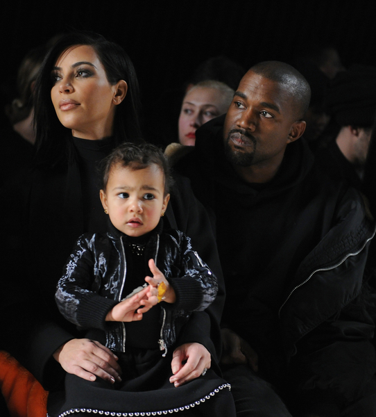 2015年4月,韦斯特与卡戴珊带小诺思在纽约时装周上看秀。(Craig Barritt/Getty Images) 2015年4月,韦斯特与卡戴珊带小诺思在纽约时装周上看秀。(Craig Barritt/Getty Images)