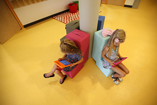 荷兰的孩子们上小学第一天在使用触屏电子设备。(CATRINUS VAN DER VEEN/AFP/Getty Images) 荷兰的孩子们上小学第一天在使用触屏电子设备。(CATRINUS VAN DER VEEN/AFP/Getty Images)