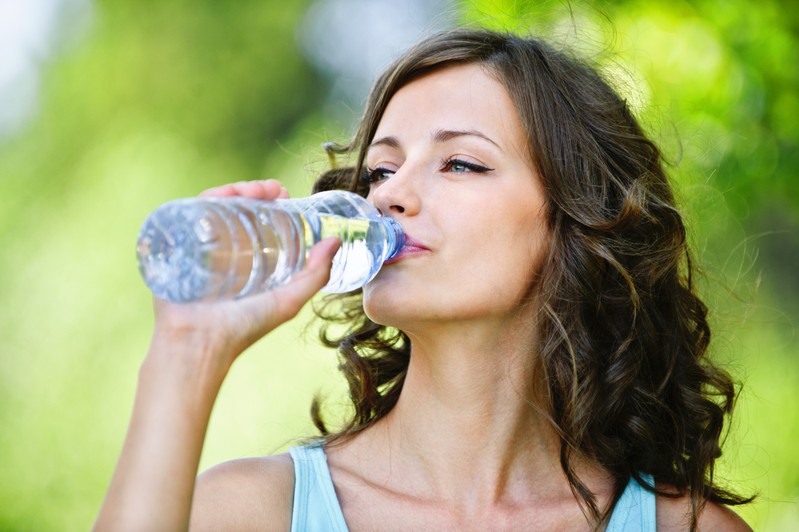 運動中,最好每15分鐘就喝水,以防體內脫水。(Fotolia) 運動中,最好每15分鐘就喝水,以防體內脫水。(Fotolia)