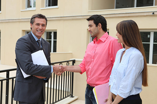 美国房地产交易需透过房地产经纪人，他会协助买、卖家完成整个交易。（Fotolia）
