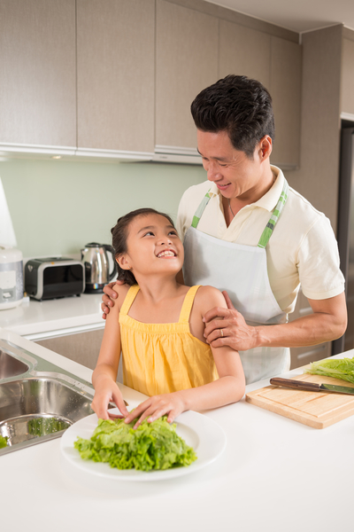 受过培训的孩子回家会做演示,父母们更喜欢让孩子在家里做饭。(fotolia) 受过培训的孩子回家会做演示,父母们更喜欢让孩子在家里做饭。(fotolia)