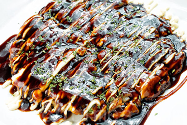 Okonomiyaki海鮮蔬菜餅。（張學慧/大紀元）