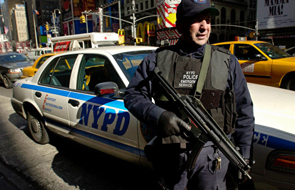 警察的耐压力也高达99分。(Chris Hondros/Getty Images) 警察的耐压力也高达99分。(Chris Hondros/Getty Images)
