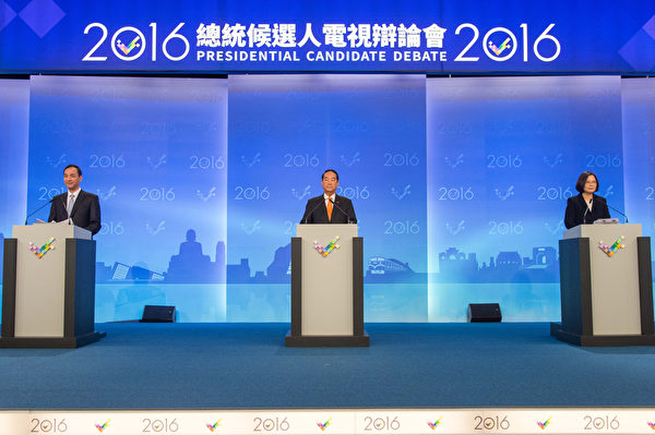 第二場總統選舉辯論2日下午在三立電視台登場,國民黨總統候選人朱立倫(左起)、親民黨總統候選人宋楚瑜、民進黨總統候選人蔡英文就定位,準備辯論。(三立提供) 第二場總統選舉辯論2日下午在三立電視台登場,國民黨總統候選人朱立倫(左起)、親民黨總統候選人宋楚瑜、民進黨總統候選人蔡英文就定位,準備辯論。(三立提供)