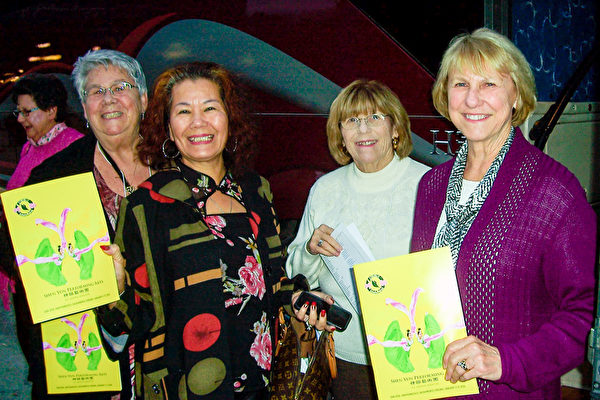 坐大巴来看神韵的Linda Ramala(右1)、Donna Pattie(右2)、艳虹(右3)和Sue Morris(右4)。(大纪元图片) 坐大巴来看神韵的Linda Ramala(右1)、Donna Pattie(右2)、艳虹(右3)和Sue Morris(右4)。(大纪元图片)